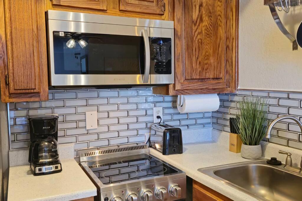 Cozy Updated Cove Of Heaven, 5Mins To Lake Hefner! Oklahoma City Eksteriør billede