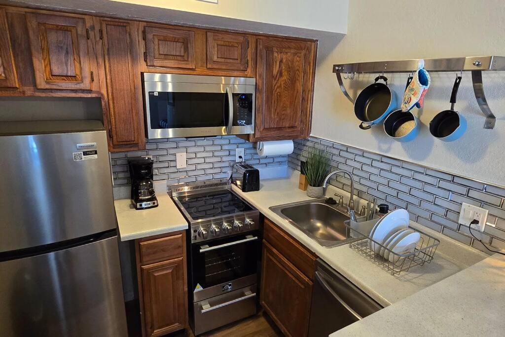 Cozy Updated Cove Of Heaven, 5Mins To Lake Hefner! Oklahoma City Eksteriør billede