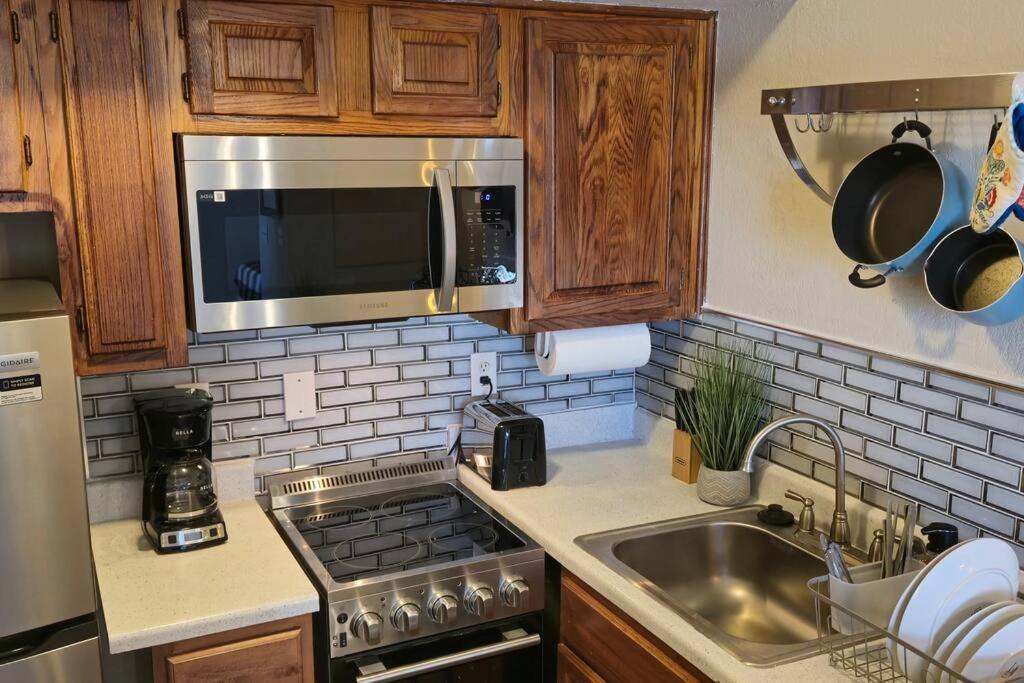 Cozy Updated Cove Of Heaven, 5Mins To Lake Hefner! Oklahoma City Eksteriør billede